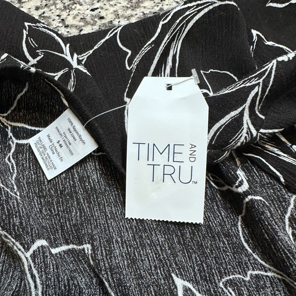 NWT Time and Tru Womens Sm-Md Black Soot Floral Printed Swim Cover-Up Resortwear - Picture 9 of 13